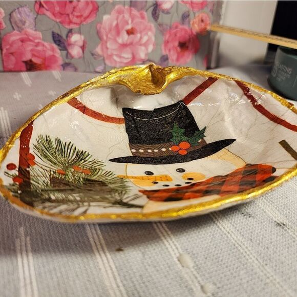 DECOUPAGE CLAM SHELL DECOUPAGE SNOWMAN ⛄️ ON A CLAM SHELL TRINKET DISH - Picture 6 of 12